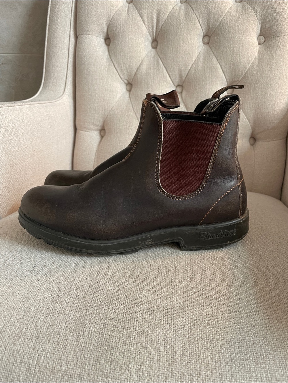 Blundstone Men’s Brown Leather Chukka Boots with Burgundy Elastic